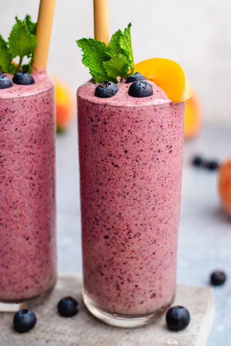 Peach Blueberry Smoothie - The Delicious plate Blueberry Peach Smoothie, Roasted Greek Potatoes, Peach Banana Smoothie, Filling Smoothie, Apple Pie Smoothie, Coconut Chia Pudding, Peach Smoothie, Greek Potatoes, Fruit Smoothie Recipes Healthy