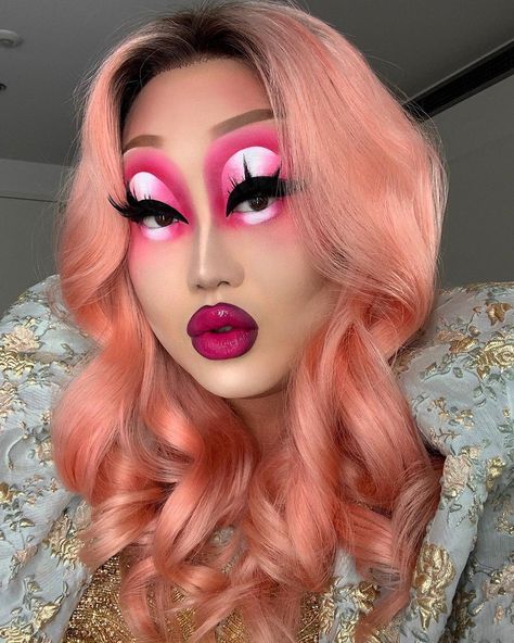 Kim Chi on Instagram: “Have you ever thought about what a weird sounding word ‘pink’ is? Like who was the first person that saw this soft pastel hue and thought…” Drag Eye Makeup, Drag Makeup Looks, Circus Makeup, Extreme Makeup, Drag Make-up, Drag Queen Makeup, Kim Chi, Pride Makeup, Avant Garde Makeup