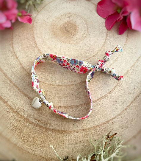 Liberty Bracelet, Good Luck Clover, Bracelets Liberty, Pom Crafts, Extra Petite, Ribbon Bracelets, Fabric Bracelets, Liberty Of London Fabric, Cotton Gift Bag