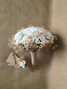 Daisy And Gypsophila Bouquet, Daisy Bride Bouquet, Chamomile Bridal Bouquet, Flower Bouquet For Wedding Bride, Bridal Bouquet Daisies, Wedding Flowers With Daisies, Wedding Bouquets Daisies, White Daisy Bridal Bouquet, Daisy Themed Wedding