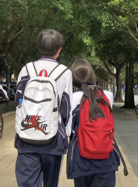 school uniform cute couple Walking Home From School, High School Couples, Cute Friend Poses, Korean School, Couples Walking, Ulzzang Couple, Korean Couple, Friend Poses, Cute Friends