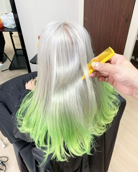 Green And White Hair Color, White Hair With Green Highlights, Blonde Hair With Green Tips, Silver And Green Hair, White And Green Hair, Green And White Hair, Blonde Hair Korean, Under Hair Color, Green Hair Girl