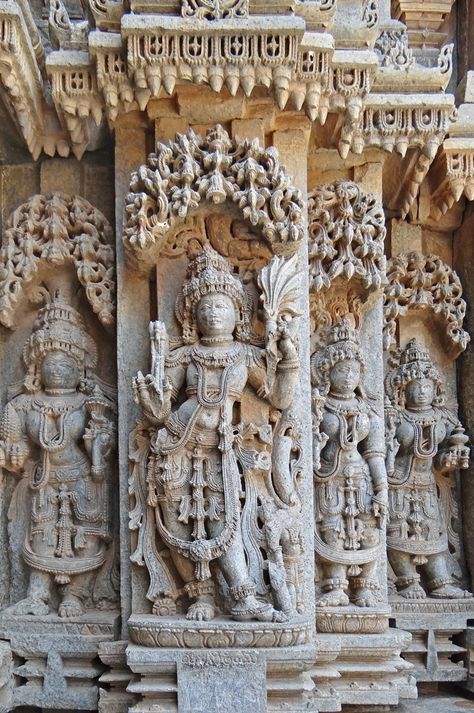 The Chennakesava Temple of Somanathapura in Karnataka: The Splendor of Hoysala Art and Architecture – The Cultural Heritage of India Hoysala Architecture, Ancient Indian Art, Indian Temple Architecture, Hindu Temples, Ancient Indian Architecture, Hindu Statues, Indian Sculpture, Temple Architecture, Indian Temple