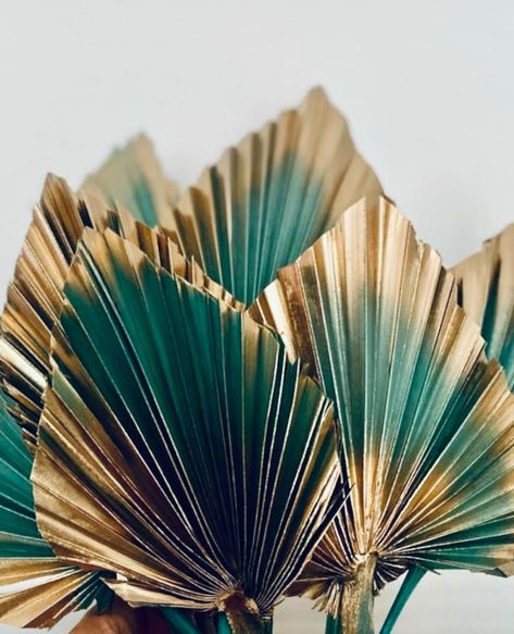 Dried Palm Frond Decor, Dried Palm Leaf Decor, Restaurant Table Decor, Palm Leaf Decor, Greenery Wall Decor, Small Flower Arrangements, Riding Quotes, Palm Leaf Design, Diy Boho Decor