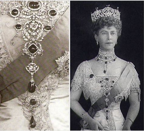 The Cullinan Brooch incorporated into Queen Mary’s emerald stomacher. Queen Elizabeth Jewels, Delhi Durbar, Royal Family Jewels, Queen Victoria Family, Alexandra Of Denmark, Royal Crown Jewels, Queens Jewels, Elizabeth Jewelry, Queen Alexandra