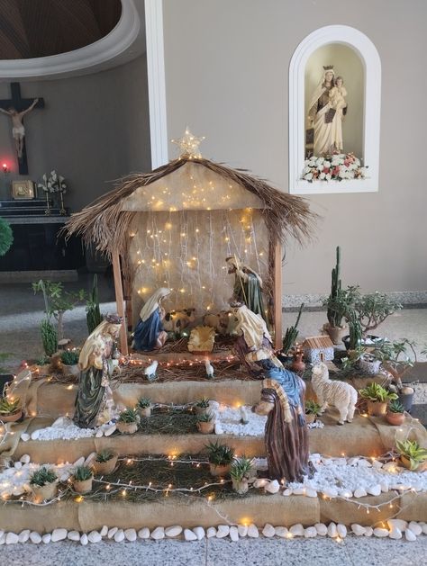 Diy Nativity Scene Display, Nativity Under Christmas Tree, Diy Nativity Scene Indoor, Nativity Stable Diy Cardboard, Nativity Crib Ideas, Crib Decoration Ideas Christmas, Navity Scene Ideas Diy, Xmas Crib Ideas, Crib For Christmas