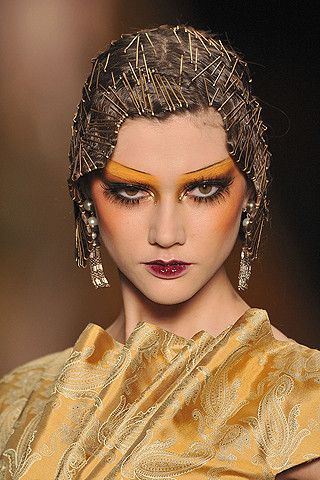 Dior runway couture, 2009. Editorial Make-up, Look Gatsby, Catwalk Makeup, 1920s Makeup, Drag Make-up, Yellow Makeup, Runway Hair, High Fashion Makeup, Editorial Hair