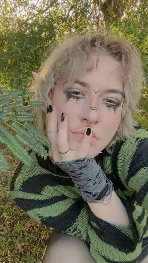 Grunge Fairy Makeup Looks, Elfcore Make Up, Fairycore Grunge Makeup, Simple Fairy Grunge Makeup, Masculine Fairy Makeup, Gremlin Core Makeup, Gremlincore Makeup, Goblincore Makeup Looks, Simple Fairycore Makeup