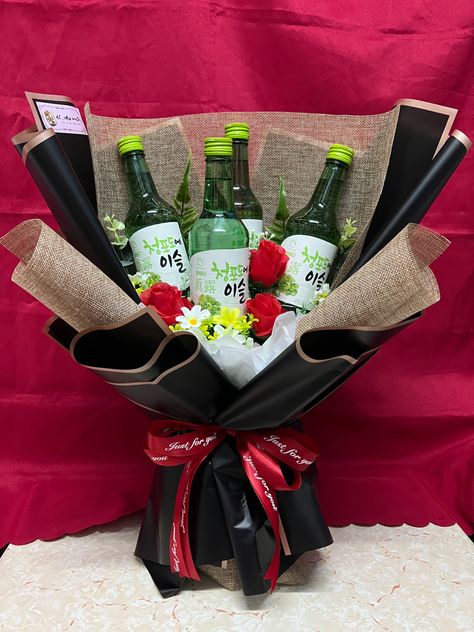 Drink Bouquet Gift Ideas, Redbull Bouquet, Drink Bouquet, Alcohol Bouquet, Gifts Bouquet, Asain Food, Food Bouquet, 21 Birthday, Bouquet Gift