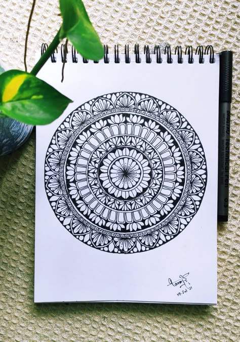 Mandala Doodle Art, Pen Mandala, Mandala Art Ideas, Mandala Art Designs, Easy Hand Drawings, Drawing Mandalas, Small Mandala, Mandala Elements, Mandala Sketch