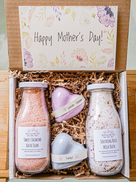 Bath Set Up Ideas, Bath Soak Packaging Ideas, Bath Gift Box Ideas, Gifts For Best Friends Bath Soaks, Bath Bomb Package Ideas, Mothers Day Soap, Body Scrub Gift, Bath Products Packaging, Bath Bomb