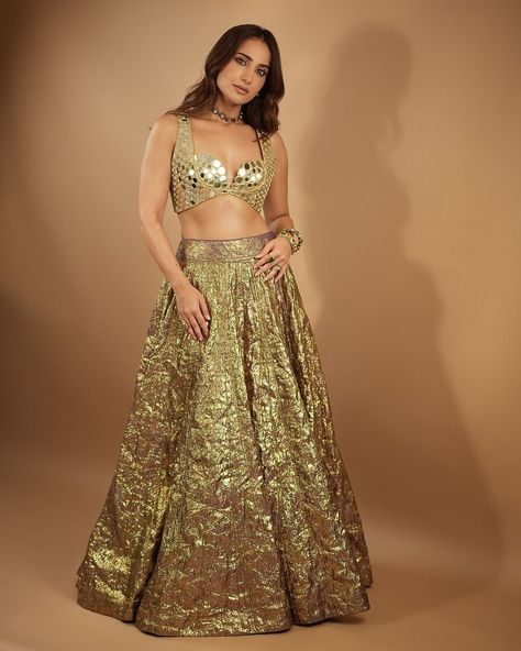 🪷 The AMBANI WEDDING 🪷 #AR #spotted : @kushakapila dazzling in this stunning golden lehenga from Itrh at the #ambaniwedding Her radiant ensemble and effortless grace set the perfect tone for a night of glamour and celebration. Pure elegance and style! 🌟 Shop Itrh now on: www.aurayafashion.com #ambaniwedding #anantambani #radhikamerchant #kushakapila #arweddingcelebrations #indianwedding #FashionGoals #AmbaniAffair #FashionIcon #AurayaFashion #ShopTheLook #CelebrityStyle #FashionInspo #... Kusha Kapila, Mirror Dupatta, Intricate Mirror, Ambani Wedding, Golden Lehenga, Abhinav Mishra, Gold Lehenga, Mirror Work Lehenga, Anarkali Lehenga