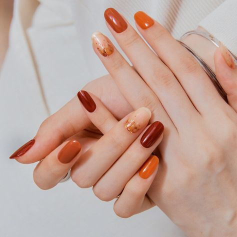 Self gel nail art 🧡 Red And Yellow Nails, Orange Gel Nails, Syrup Nails, Falling Maple Leaves, Nail Unique, Autumn Manicure, Gel Lamp, Radiant Red, Forest Path