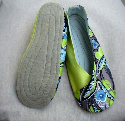 Kimono Shoes, Sewing Slippers, Homemade Shoes, Sewing Beginners, Fun Shoes, Diy Slippers, Shoes Pattern, Sew Ins, Slippers Pattern