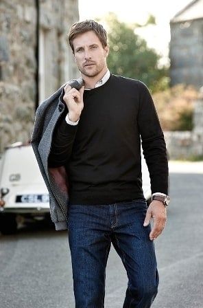 What to Wear With Dark Blue Jeans | 8 Unique Combinations for Men Dark Blue Jeans Outfit Men, Dark Washed Jeans Outfit, Men Work Outfits, Dark Blue Jeans Outfit, Blue Jeans Outfit Men, Mens Dark Jeans, Wash Jeans Outfit, Blue Jeans Outfit, Jumper And Jeans