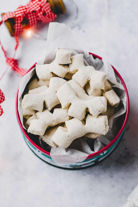 Anise Cookies are one of the most popular and beloved Swiss Christmas cookies! They have a unique flavor, are very crisp, yet have a soft core! Anise Cookie Recipe, Swiss Christmas, Almond Crescent Cookies, Vegan Gingerbread Cookies, Christmas Cookies Recipe, Winter Holiday Recipes, Anise Cookies, Crescent Cookies, Vegan Gingerbread