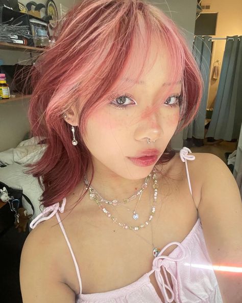 Two Tone Hair Color Ideas, Two Tone Hair Color, Two Tone Hair, Pink Hair Dye, Dyed Hair Inspiration, Long Layered Haircuts, Pretty Hair Color, Hair Stylies, Tone Hair