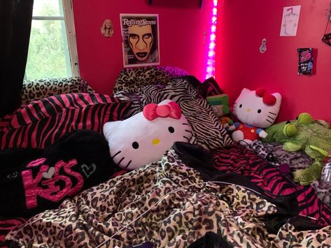 Snooki Aesthetic Room, Y2k Pink Room Decor, Mcbling 2000s Room, Trashy Y2k Bedroom Ideas, 2000s Aesthetic Bedroom, Trashy Y2k Aesthetic Room, Trashy Y2k Room Ideas, Trashy Apartment Aesthetic, 2000 Room Decor