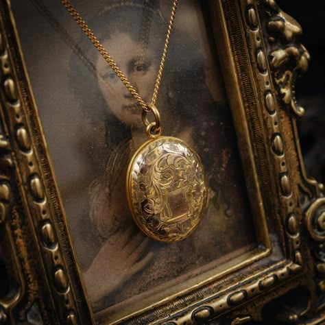 Dark Academia Aesthetic, Academia Aesthetic, Victorian Era, Dark Academia, Old Money, Dark Aesthetic, Dark Fantasy, Locket, Queen