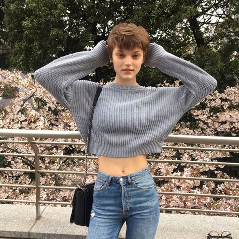 right here in front of you Cute Tummy, Pinup Poses, Hair Inspiration Short, Female Head, Hairdos For Short Hair, Shot Hair Styles, Tomboy Fashion, Pixie Hairstyles, Photography Women