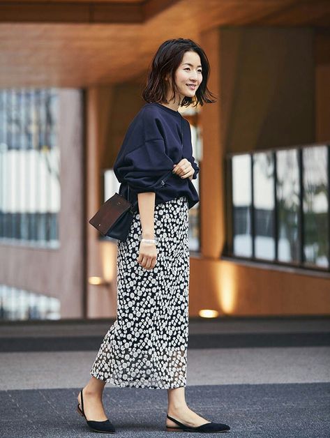 Petite Japanese Fashion, Cosy Minimalism, Kashmir Diaries, Chubby Outfits, Jp Magazine, Skirts Style, 40 Fashion, Church Fashion, Office Outfits Women