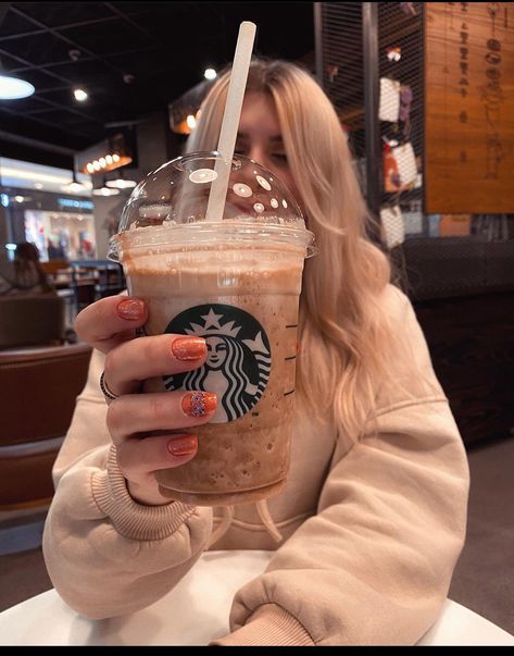 Poses At Starbucks, Starbuck Photography Ideas, Starbucks Pose Ideas, Starbucks Selfie Instagram, Chicago Best Friend Pictures, Poses With Starbucks Coffee, Starbucks Photoshoot Ideas Aesthetic, Foto Starbucks Aesthetic, Starbucks Instagram Pictures