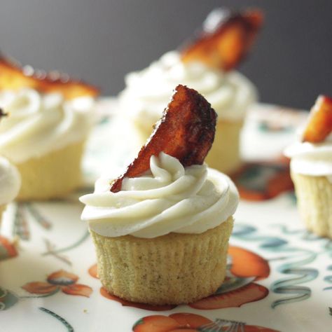 Candied Bacon and Beer Cupcakes Maple Cupcakes, Beer Cupcakes, Maple Cake, Bacon Cupcakes, Mini Cake Recipe, Maple Frosting, Beer Bacon, Maple Cream, Maple Sugar