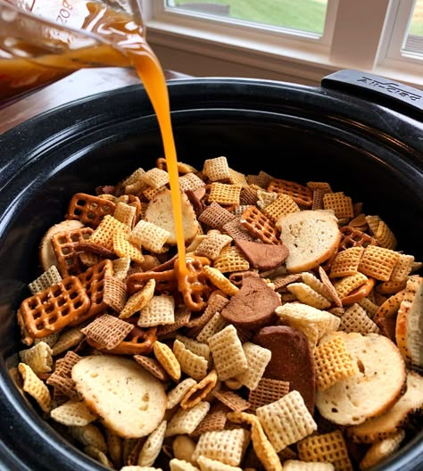 Bold Chex Mix Recipe, Chex Mix Recipes Crock Pot, Chex Mix Crock Pot, Homemade Chex Mix Recipe, Chex Mix Recipes Original, Party Mix Recipe, Homemade Chex Mix, Chex Mix Recipe, Chex Mix Recipes