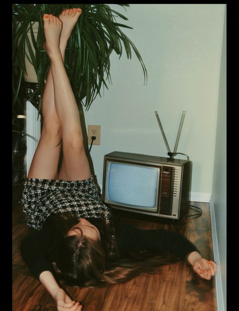 70s theme Instagram pictures with an old tv Vintage Living Room Photoshoot, Vintage Home Photoshoot, Retro Tv Photoshoot, Old Tv Photoshoot, Vintage Phone Photoshoot, 70’s Photoshoot, Retro Aesthetic Photoshoot, Tv Photoshoot, 70s Shoot