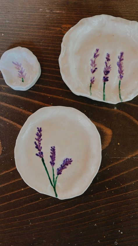 Diy Ceramic Trinket Dish, Polymer Clay Dishes Diy, Diy Clay Dish Ideas, Air Dry Clay Trinket Dishes Diy, Air Dry Clay Plates Diy, Clay Jewelry Tray Diy, Clay Dishes Diy Jewelry Holder, Jewelry Plate Painting Ideas, Clay Jewelry Holder Diy