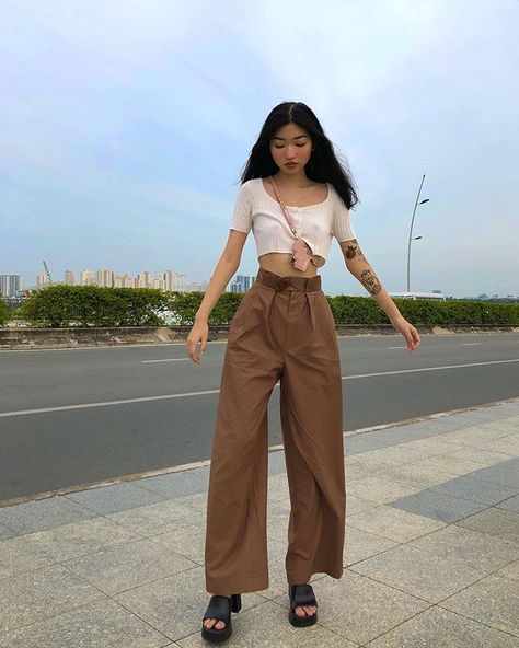 Chic Grunge Outfits, Baggy Dress Pants, Grunge Outfits Summer, Dress Pants Outfit, Baggy Clothes Outfit, Neo Grunge, Chic Grunge, Tokyo Street Fashion, Diy Vetement