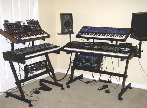 Cool Keyboards, Home Music Studio Setup, Home Music Studio Ideas, Keyboard Setup, Instrument Storage, Foley Sound, Micro Studio, Music Production Equipment, Producer Studio