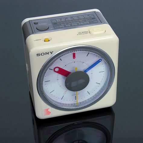 SONY Radio Alarm Clock Sony Radio, Sony Design, Retro Gadgets, Retro Radio, Slaap Lekker, Clock Radio, Radio Alarm Clock, Transistor Radio, Minimalist Room