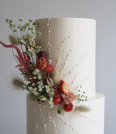 Dried Flower Wedding Cake, Wedding Cake Dried Flowers, Bakery Names Ideas, Dried Flowers Cake, Bakery Names, Boho Wedding Cake, Wedding Fayre, Edible Pearls, Birthday Baking