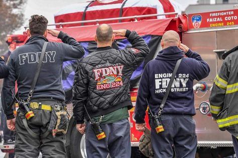 Fdny Firefighters, Firefighter Photography, Female Firefighter Quotes, Becoming A Firefighter, Firefighter Quotes Funny, Lego Fire, Firefighter Paramedic, Firefighter Pictures, Firefighter Love