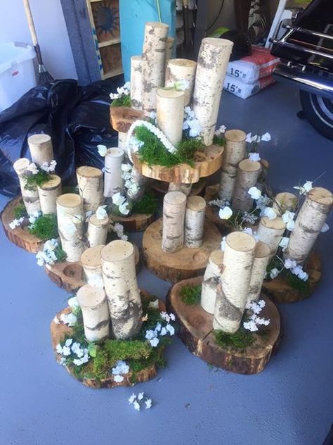 Wood Moss Centerpieces, Wood Log Centerpiece, Moss And Twig Centerpiece, Wood Slice Centerpiece Ideas, Outdoorsy Centerpieces, Birch Log Decor Diy Projects, Birch Tree Centerpieces, Birch Tree Wedding Decor, Wild Centerpieces