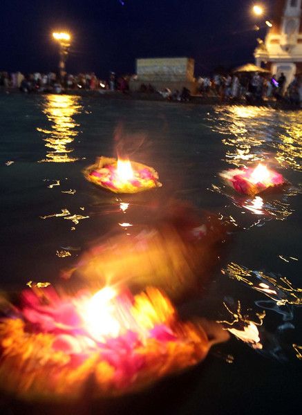 From the slide show "Photos: Aarti ceremony lights up river Ganges in Haridwar, India" ...Candle-lit flower baskets float down the Ganges River in Haridwar, India as the daily Aarti ceremony concludes on Friday. (Shmuel Thaler/Santa Cruz Sentinel) River At Night, Ganges River, Flower Baskets, Haridwar, Indian Folk Art, Slide Show, School Trip, Show Photos, India Travel