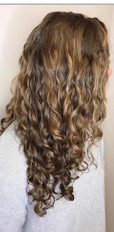 Highlights Curly, Natural Curly Hair Cuts, Highlights Curly Hair, Brown Curly Hair, Hair Curls, Medium Long Hair, Peinados Fáciles Para Cabello Corto, Wavy Curly Hair, Permed Hairstyles