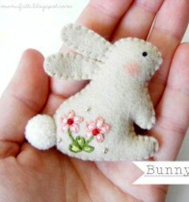 This gorgeous embroidered bunny brooch is made of a little piece of felt fabric. Isn't it adorable? In this nice craft website you will find the template of the rabbit brooch and the embroidery pattern as well. It's a perfect spring or easter ... Bros Flanel, Felt Bunny, Felt Embroidery, Wool Projects, Felt Patterns, Felt Brooch, Felt Decorations, Felt Christmas Ornaments, Wool Applique