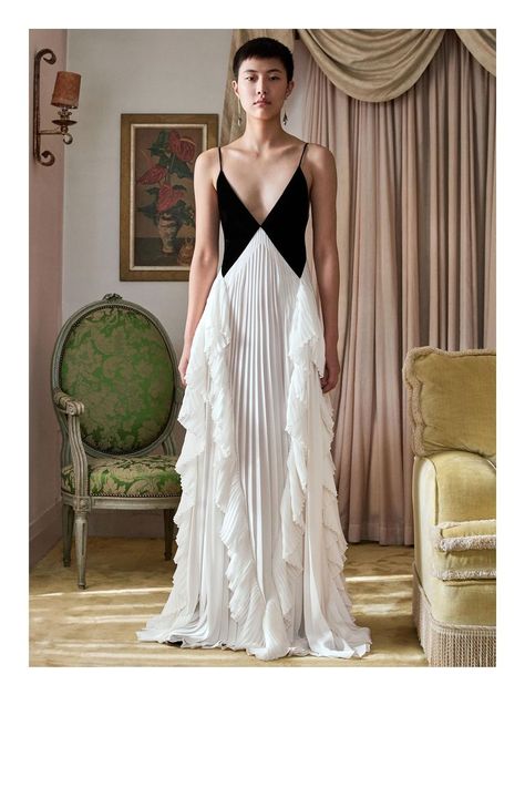 Fashion Show Collection, Beautiful Gowns, Pre Fall, Fancy Dresses, Couture Fashion, Look Fashion, Pretty Dresses, Runway Fashion, Givenchy