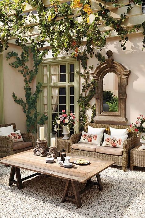 50 Amazing outdoor spaces you will never want to leave Design Per Patio, Shabby Chic Decorating, Rustic Italian, Decor Shabby Chic, Patio Interior, Shabby Chic Homes, Decor Minimalist, Drawing Room, Chic Home