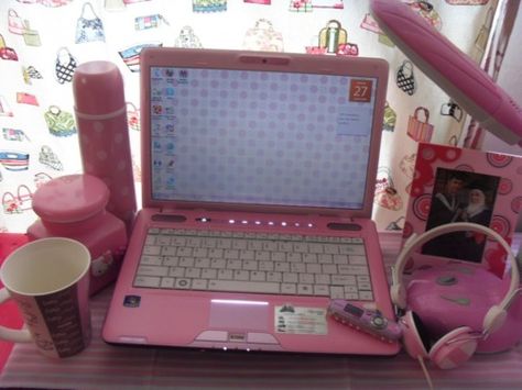 pink everything Pink Laptop, Retro Gadgets, Pink Stuff, 2000s Aesthetic, Pink Girly Things, Kawaii Room, Everything Pink, Game Boy Advance Sp, Pink Aesthetic