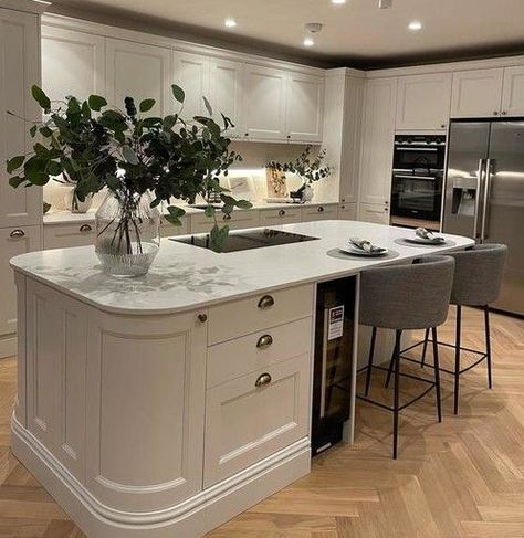 Kitchen Interior Aesthetic Modern, Home Interior Design Kitchen Modern, Kitchen Ideas For New Home, Pretty Modern Kitchen, Kitchen Esthetic Ideas, Modern Home Kitchen Ideas, Future Home Kitchen, Soft Kitchen Design, House Inspo Farmhouse