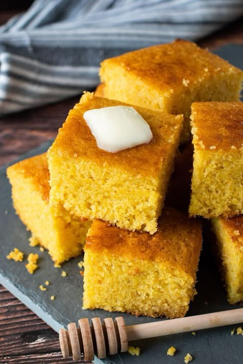 Easy Buttermilk Cornbread Recipe, Easy Buttermilk Cornbread, Best Cornbread Recipe, Cornbread Recipe Sweet, Corn Bread Bake, Buttermilk Cornbread, Cornbread Recipes, Honey Cornbread, Skillet Cornbread