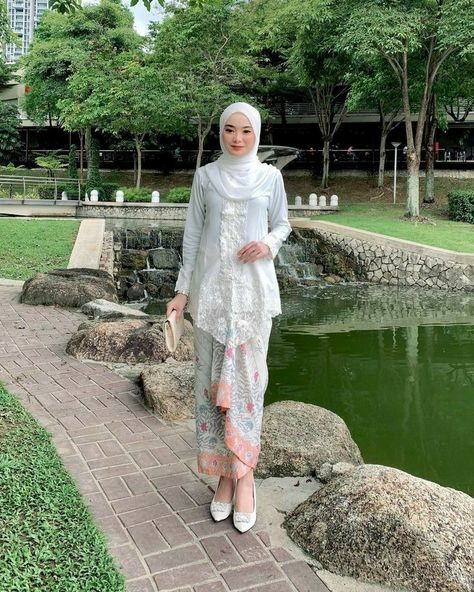 Baju kondangan kece ❤ Ootd Kebaya Hijab Modern, Graduation Kebaya Hijab, Kebaya Simple Hijab, Kebaya Melayu, Outfit Kebaya, Kebaya Simple, Wedding Pashmina, Batik Dress Modern, Fesyen Islam