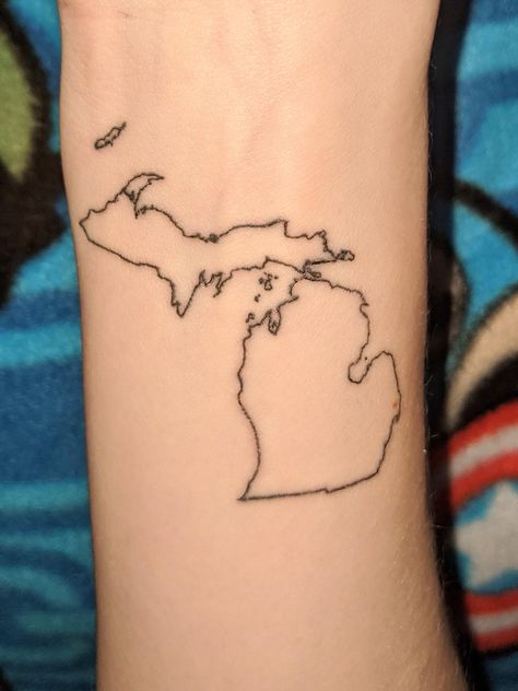 Simple Michigan Tattoo, Michigan Outline Tattoo, Michigan Themed Tattoos, Michigan Tattoos For Women, Michigan Tattoo Ideas, Michigan Tattoo, Michigan Outline, Michigan Tattoos, Trending Tattoos