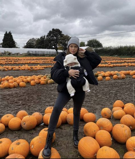 Naomi Genes, Pumpkin Patch Photoshoot, Pumpkin Patch Pictures, Holiday Outfits Women, Pumpkin Patch Outfit, Future Mommy, Moms Goals, Foto Baby, Mommy Baby