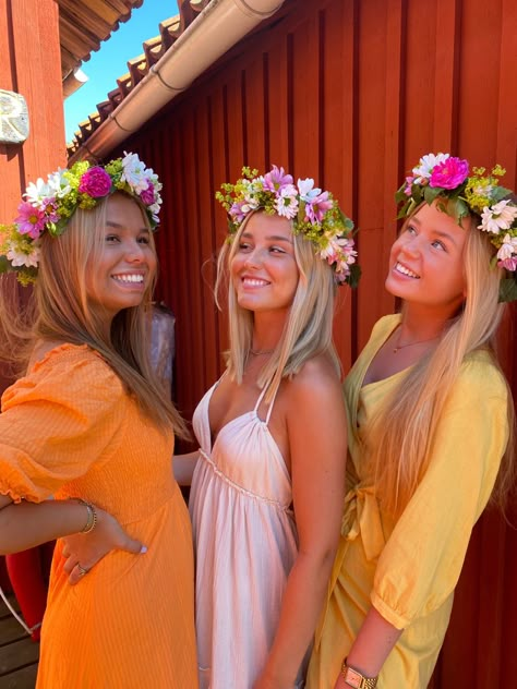 #midsommar #scandinavian #friends #summer Midsommar Aesthetic Outfit, Midsommar Photoshoot, Midsommar Party Outfit, Scandinavian Friends, Midsommar Dress, Summer Garden Party Outfit, Midsommar Wedding, Midsummer Outfit, Midsommar Outfit