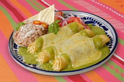 Enchiladas de pollo en tortillas de maíz bañadas con una salsa verde y gratinadas con queso. Shredded Chicken Enchiladas, Spinach Enchiladas, Enchiladas Suizas, Green Chili Sauce, Creamy Chicken Enchiladas, Chicken Enchilada Recipe, Mexican Cooking, Hispanic Food, Enchilada Recipes