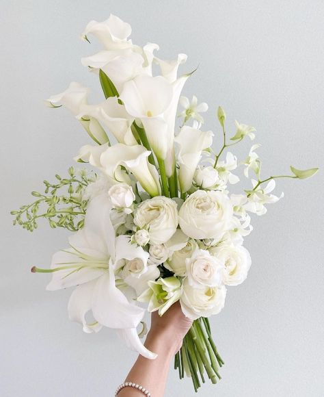 Lilies And Roses, Modern Bridal Bouquets, Winter Bridal Bouquets, Elegant White Wedding, Lily Bridal Bouquet, Elegant Wedding Bouquets, White Bouquets, Winter Wedding Bouquet, Summer Wedding Bouquets